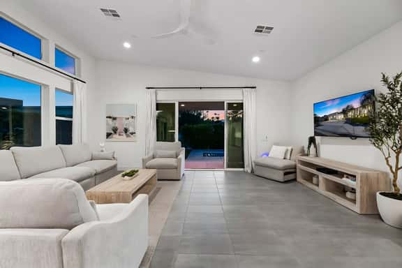 Harlow House' Lounge poolside in Indian Wells - Image 1