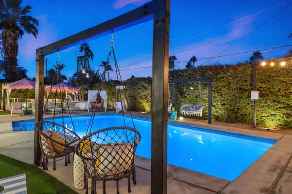 The Beverly' Pool, spa, firepits, putting green!